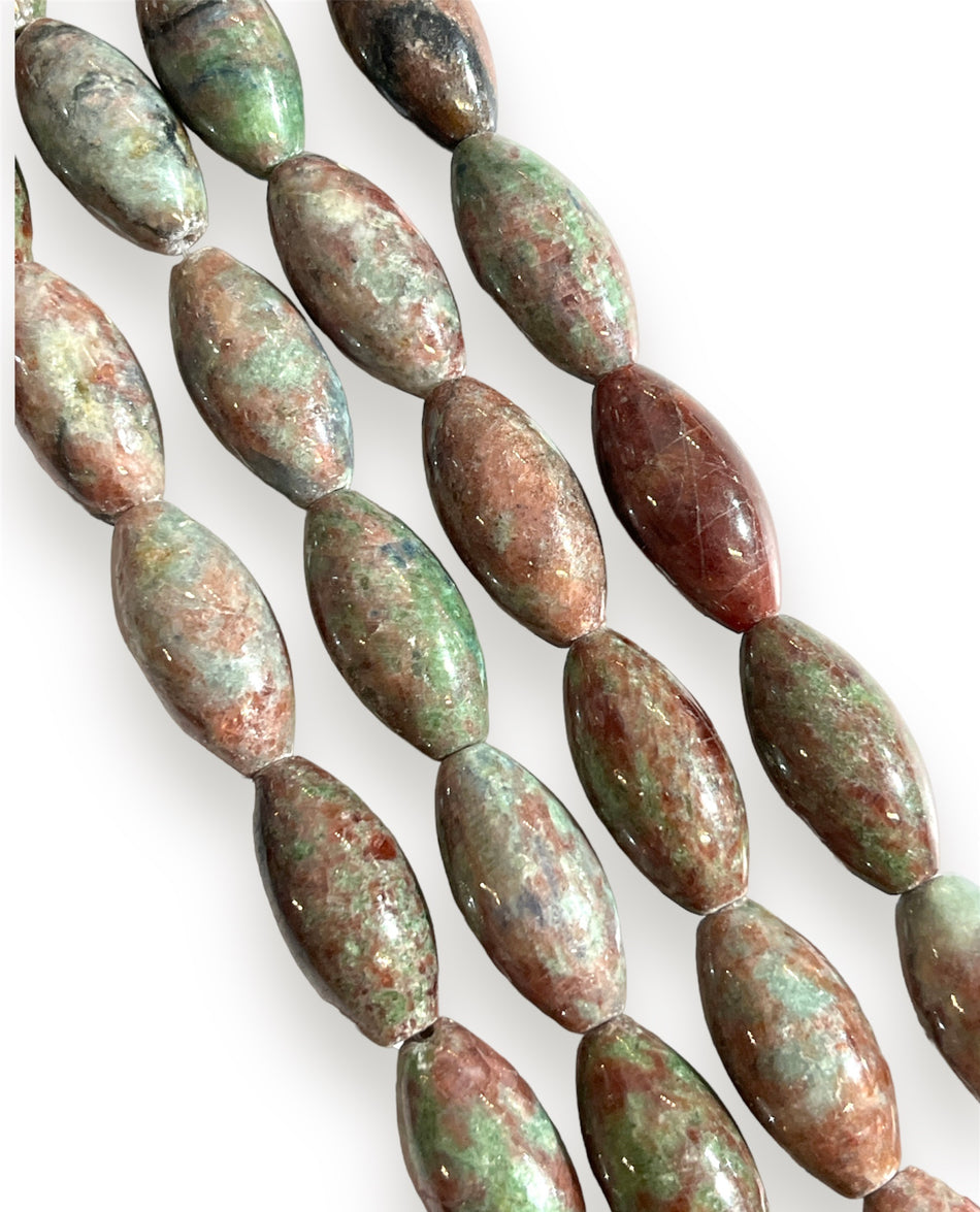 Green Oval Gemstone Strand, 32mm