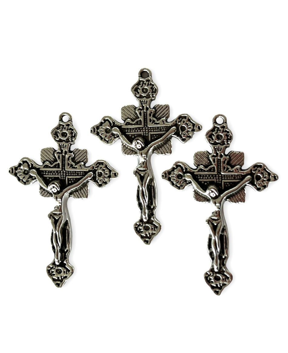 Colgante crucifijo de plata, 3 piezas